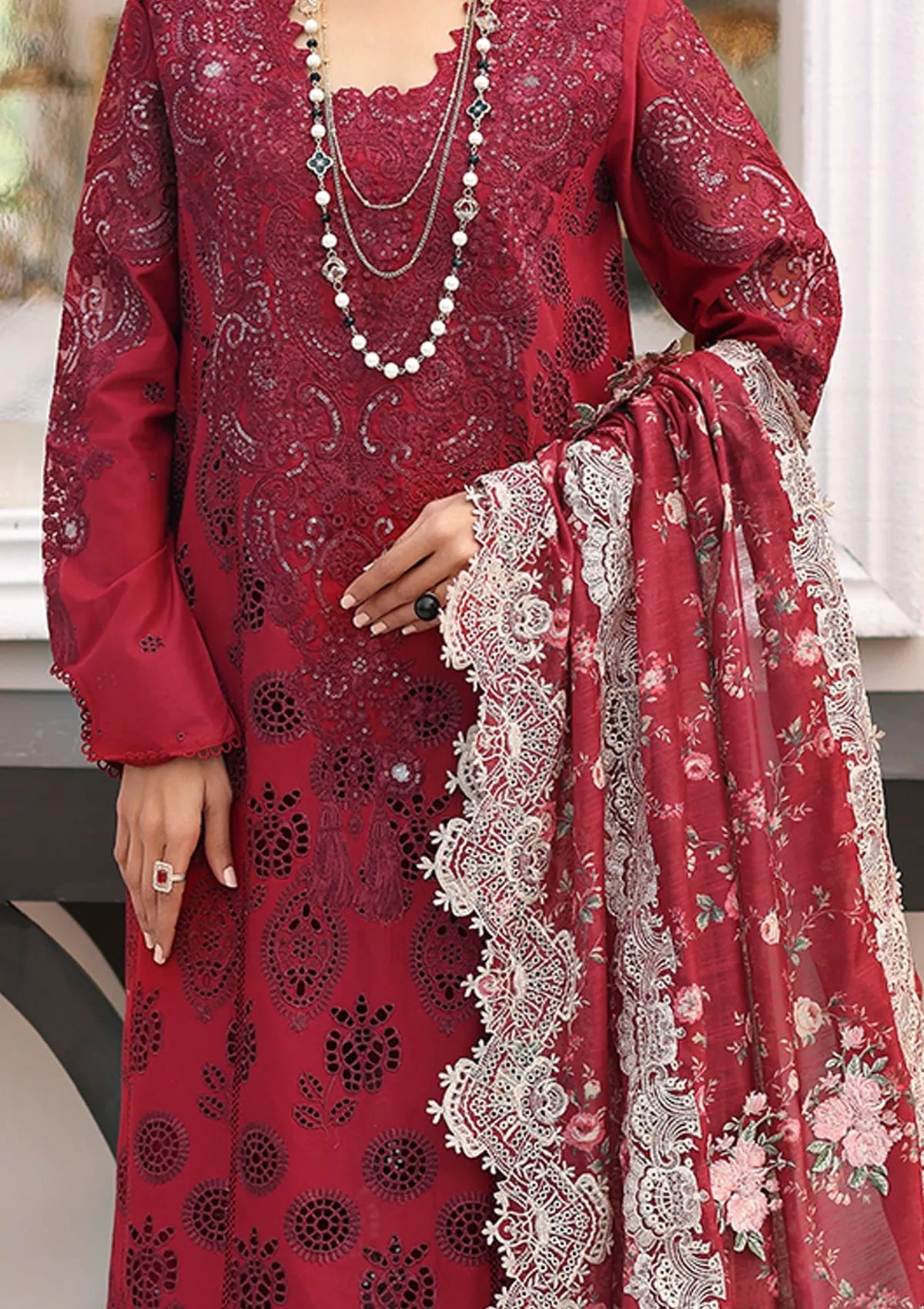 Mahzeen Chikankari Luxury Lawn 3-Piece Suit