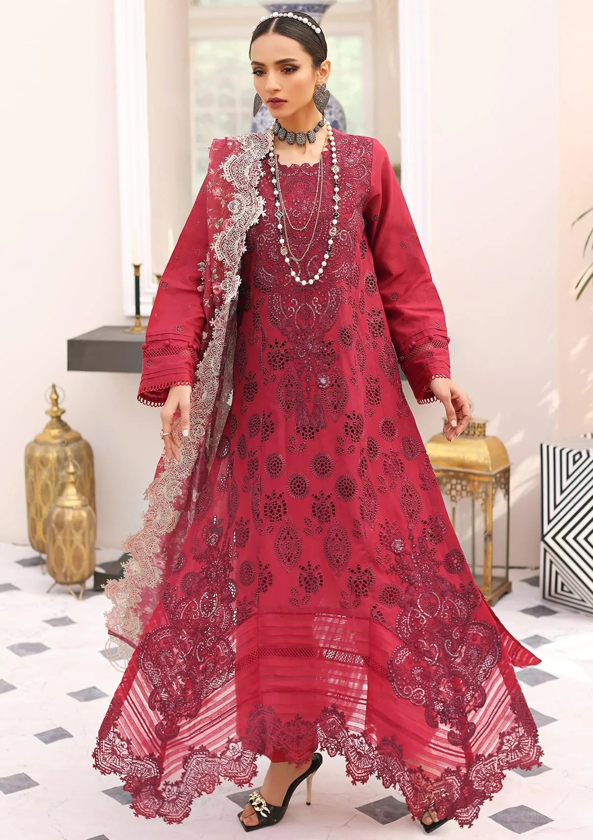 Mahzeen Chikankari Luxury Lawn 3-Piece Suit
