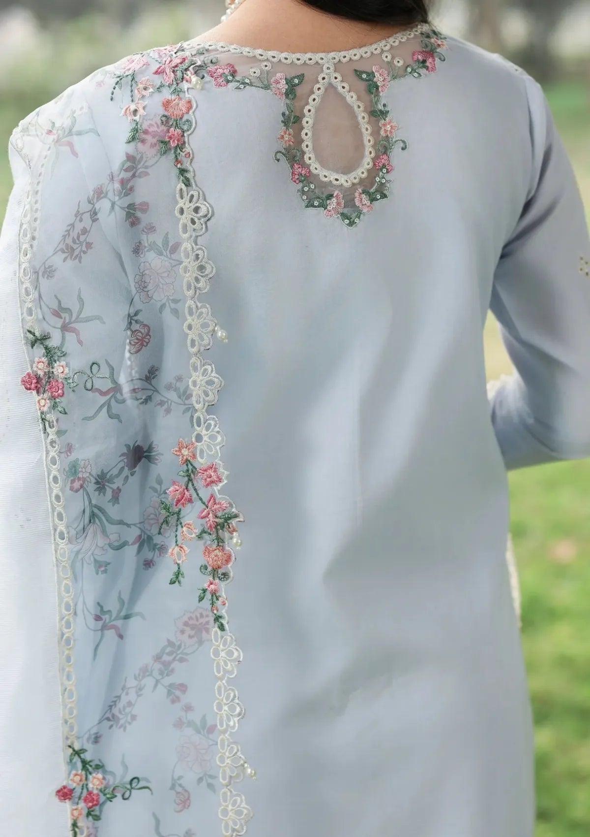 Mahveen Chikankari Luxury Lawn 3-Piece Suit